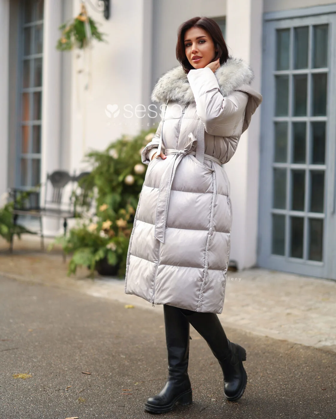 Пуховое пальто Джеки с мехом енота, серый