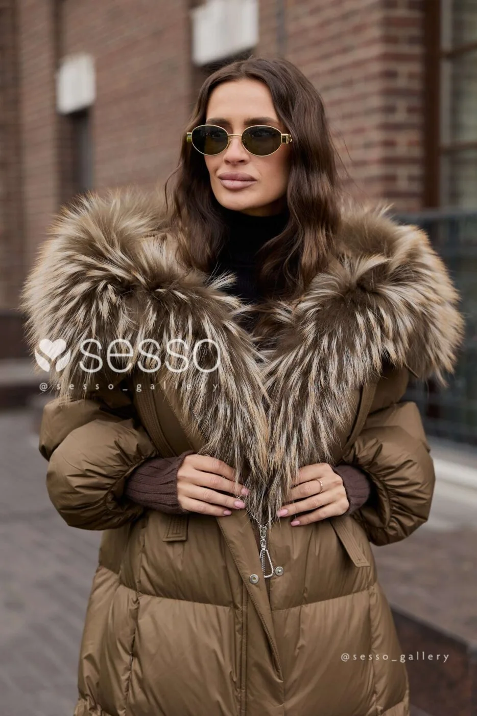 Пуховое пальто Ровена с мехом енота, кофе